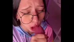 Redare Micuță studentă asiatică se închină scula mare în POV