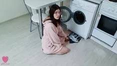 Oynat Kız kardeşim çamaşır makinesinde şaşırmadı ve pisi kedisini becermek için sıcakken beni öptü