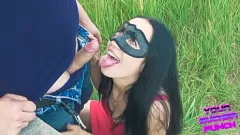 Abspielen Öffentlicher Blowjob: Teenie-Schlampe schluckt Sperma im Freien
