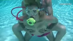 Abspielen Unterwasser-Teenie-Sexorgie: Cumshots, BJ & Pussy Pounding