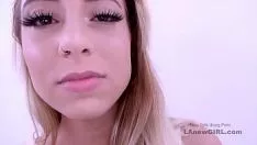 Oynat Sıcak sarışın stüdyo dairede dorukta assfucked alır