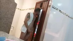 Jouer Pris en train de se masturber devant une MILF latina bien roulée dans le sauna