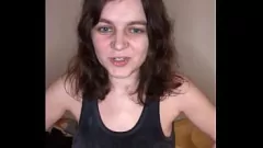 Jouer Parlez-moi sale : la petite brune EveYourApple devient perverse