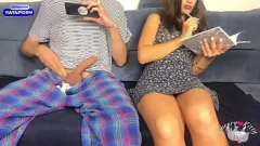 Petite brune devient coquine avec la grosse bite de son demi-frère - Branlette amateur amusante !