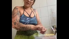 Reproducir Esposa exhibicionista cocina en línea pero realmente quiere mostrar su coño hinchado