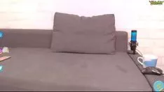 Jouer Marica juega con sus medias de colores