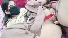 Redare Tatăl vitreg și prietenul prinși făcând sex cu Desi College Girl