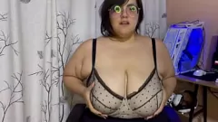 Reproducir Curvy BBW con gafas se pone travieso y se placenta en la cámara