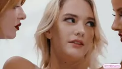 Abspielen Zwei Redhead -Teufel geben Blonde einen dampfenden lesbischen Dreier