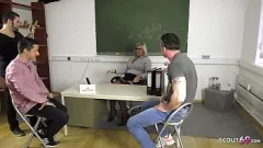 Abspielen Deutsche Milf Tatjana Young in hartem Dreier nach der Schule
