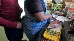 Abspielen Indian Maid Swathi kann nicht widerstehen, als sie ihm zuschaut, wie er in der Küche abreißt