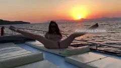 Oynat Yaramaz sarışın kıçını yanıp söner ve bir tekne partisinde mastürbasyon yapar