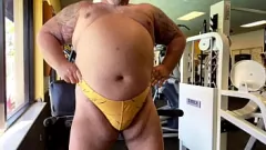 Jouer Il nonno del muscolo orso non può resistere all'orgasmo a mani libere in palestra