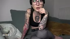 Reproducir Dirty Talk Femdom: Te haré mi esclavo sexual personal, Lou Nesbit y Lia Louise