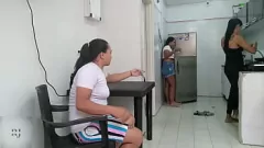 Redare Lesbian MILF își satisface poftele: masturbarea amatorilor de casă, fundul fundului și pizdei, bdsm