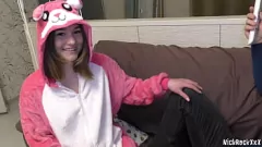 Reproducir ¡Dos estudiantes lesbianas pervertidos no pueden resistir la polla del gran maestro en el campus!