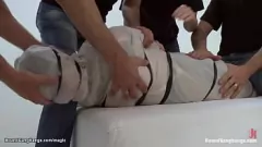 Jouer La ragazza russa prigioniera ha dominato nel gruppo intenso gangbang