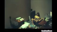 Reproduzir Morena Office Babe dá prazer a si mesma: dedilhado e orgasmo