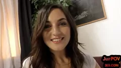 Reproduzir Ação POV: Gata morena cavalga pau depois de strip tease sensual