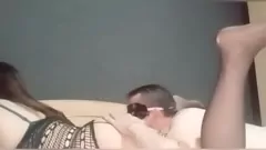 تشغيل ديك غريب يرضي كس ربة منزل خائنة، بعل يلعقها نظيفة