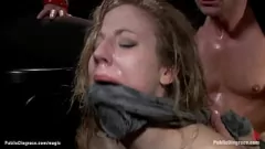 Jouer Dominazione in un bar pubblico con una ragazza con la figa pelosa: scopata hardcore di gruppo, BDSM, azione fetish