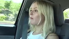 Afspelen Kleine blonde tiener krijgt een deepthroat pijpbeurt tijdens expliciete casting