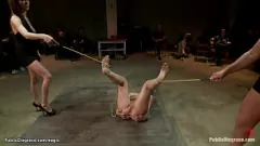 Reproducir Princesa rubia tetona encerrada en una jaula mientras un grupo de hombres la manosean y dominan en una escena de humillación pública