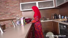 Reproducir Una milf checa con hijab recibe una penetración dura y dura después de una mamada humeante