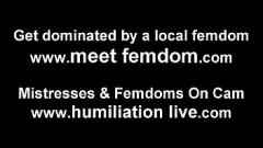 Oynat Feisty Gonzo Onun Altında Onun Zonklayan Yarrakını Sıkı Bir İffet Cihazına Uydurur