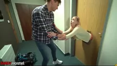 Jouer Babe se fait cracher par deux mecs dans un trio sauvage avant de dévaler les pistes pour skier