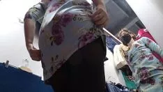 Reproducir Una cámara de televisión secreta en un intento a bordo espía a una señorita con un hermoso culo y unas agradables piernas en panties abajo. y así, un mirón brilla bajo su borde en un escondite de populacho awa. fetiche de selección no profesional.