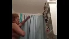 Afspelen Echte nummer 1000 zoon plakt zijn echte nummer oma in de douche neer