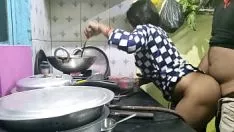 Jouer गाव से आही मेड को कुछ पत्ता नही था तो मालिक ने उसी का फायदा उटाया और मेड को चोद दिया (हिन्दी क्लीयर ऑडियो)