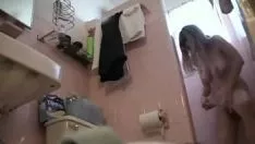 Redare Jumătatea surorii culminează cu dușul pe camera de televiziune secretă