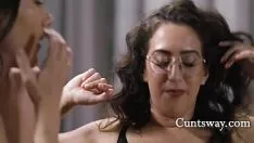 Jouer Une enseignante de Kama Sutra baise toutes les femmes qui se comptent