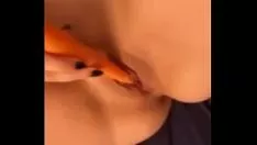 Oynat Milf mrs pigletcunt yetiştirilen havuç eğlence