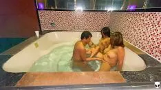 Reproducir no profesional ffm triad khalessi 69 burlas y cabeza en el jacuzzi a número real drogo
