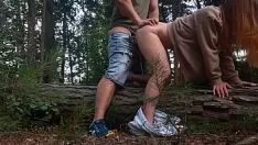 Reproducir Un desconocido me cogió barkertitle más tarde lo chupé en el bosque.