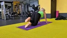 Reproducir ¡Metí a este desconocido en el gimnasio del hotel!