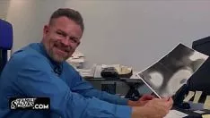 Reproducir adolescente sirviendo su camino engendrar en el poder
