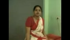 Reproducir दोस्त की बीवी को अपने क्लीनिक में नंगा करके चोदा