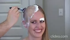 Jouer une jolie demoiselle avec un pilus blond ardent obtient sa manœuvre et des sourcils rasés comme un rasoir