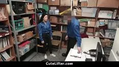 Jouer Adolescent sournois embarrassé de fréquenter le chat