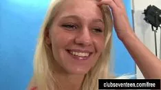 Redare Adolescentă blondă sântoasă sara stând