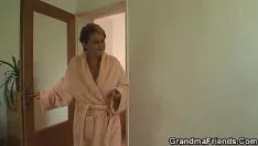 Play Hot granny suck ins and tantalises in real time