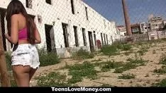 Jouer Gli adolescenti si fanno scopare - latina curva (nikki litte) viene scopata gratuitamente con stuzzichini e soldi
